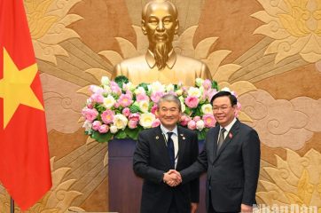 Chủ tịch Quốc hội Vương Đình Huệ và ông Ichikawa Hide, Cố vấn cấp cao Tập đoàn Resonac Holdings, đồng trưởng đoàn. (Ảnh: Duy Linh)