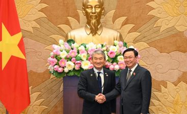 Chủ tịch Quốc hội Vương Đình Huệ và ông Ichikawa Hide, Cố vấn cấp cao Tập đoàn Resonac Holdings, đồng trưởng đoàn. (Ảnh: Duy Linh)
