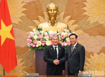 Chủ tịch Quốc hội Vương Đình Huệ và ông Ichikawa Hide, Cố vấn cấp cao Tập đoàn Resonac Holdings, đồng trưởng đoàn. (Ảnh: Duy Linh)