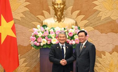 Chủ tịch Quốc hội Vương Đình Huệ và ông Ichikawa Hide, Cố vấn cấp cao Tập đoàn Resonac Holdings, đồng trưởng đoàn. (Ảnh: Duy Linh)