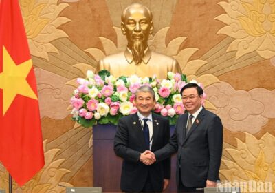 Chủ tịch Quốc hội Vương Đình Huệ và ông Ichikawa Hide, Cố vấn cấp cao Tập đoàn Resonac Holdings, đồng trưởng đoàn. (Ảnh: Duy Linh)