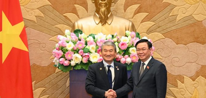 Chủ tịch Quốc hội Vương Đình Huệ và ông Ichikawa Hide, Cố vấn cấp cao Tập đoàn Resonac Holdings, đồng trưởng đoàn. (Ảnh: Duy Linh)